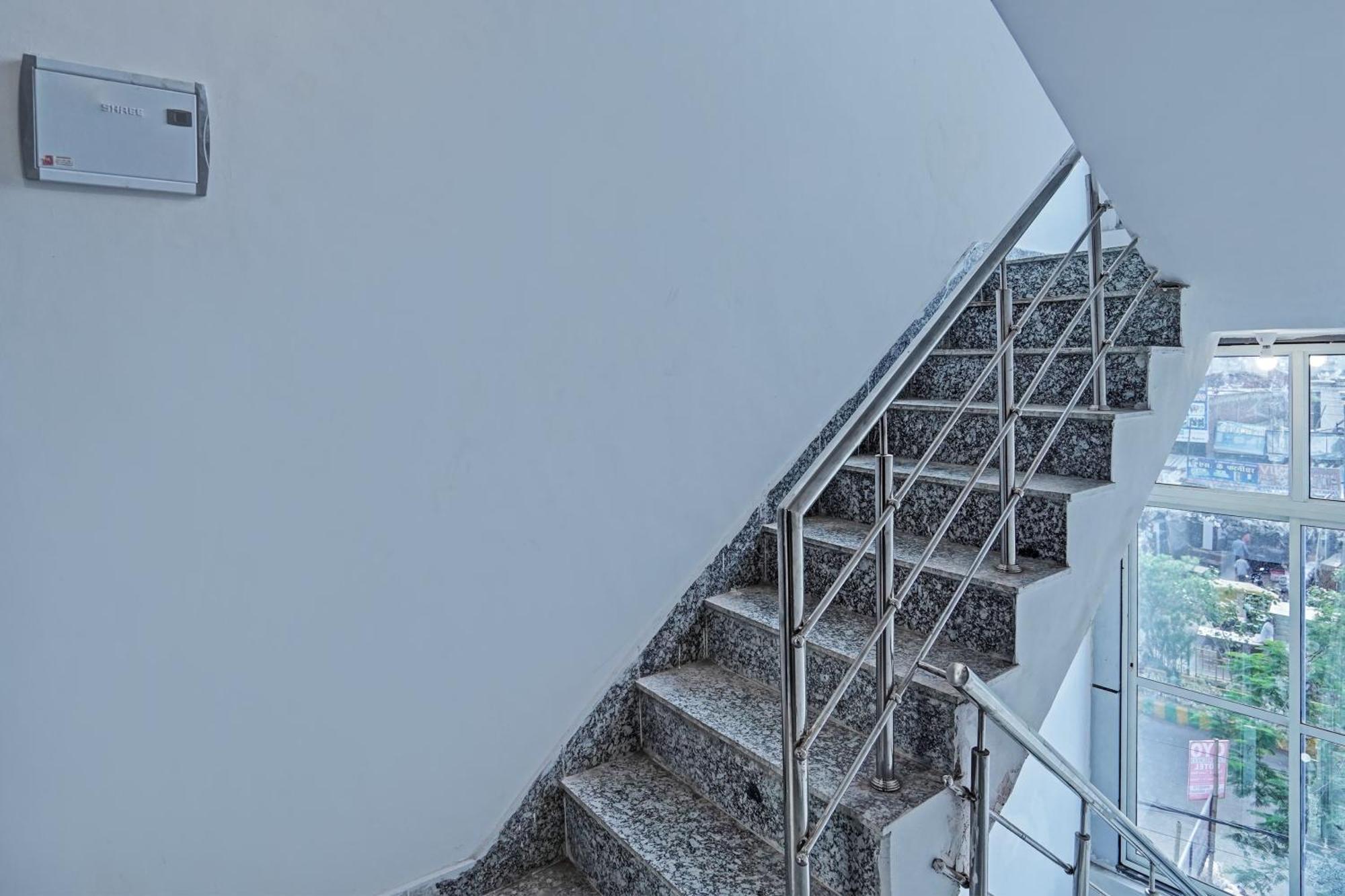 Oyo Flagship Evergreen Tower Hotel 가지아바드 외부 사진